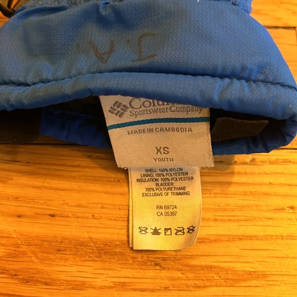 Assorted boys winter gloves and mittens. - Picture 6 of 11